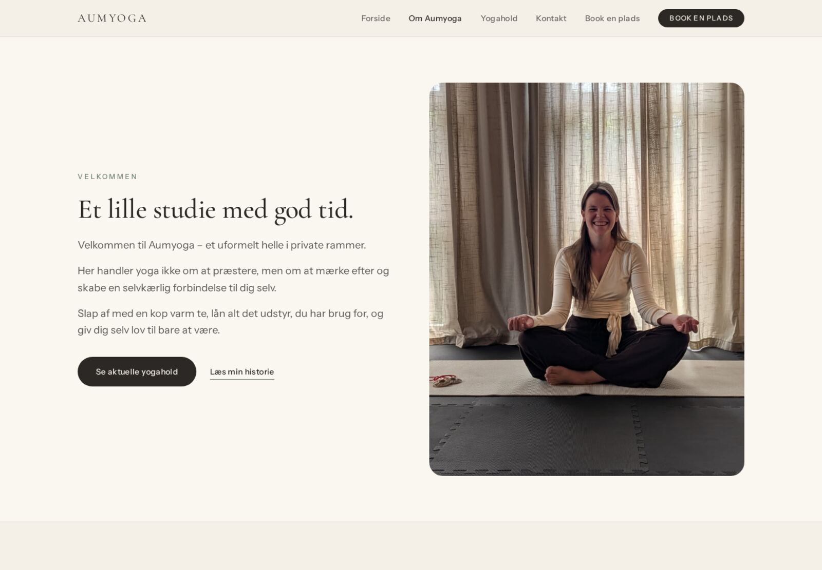 Om Aumyoga-siden med billede fra studiet og introduktion